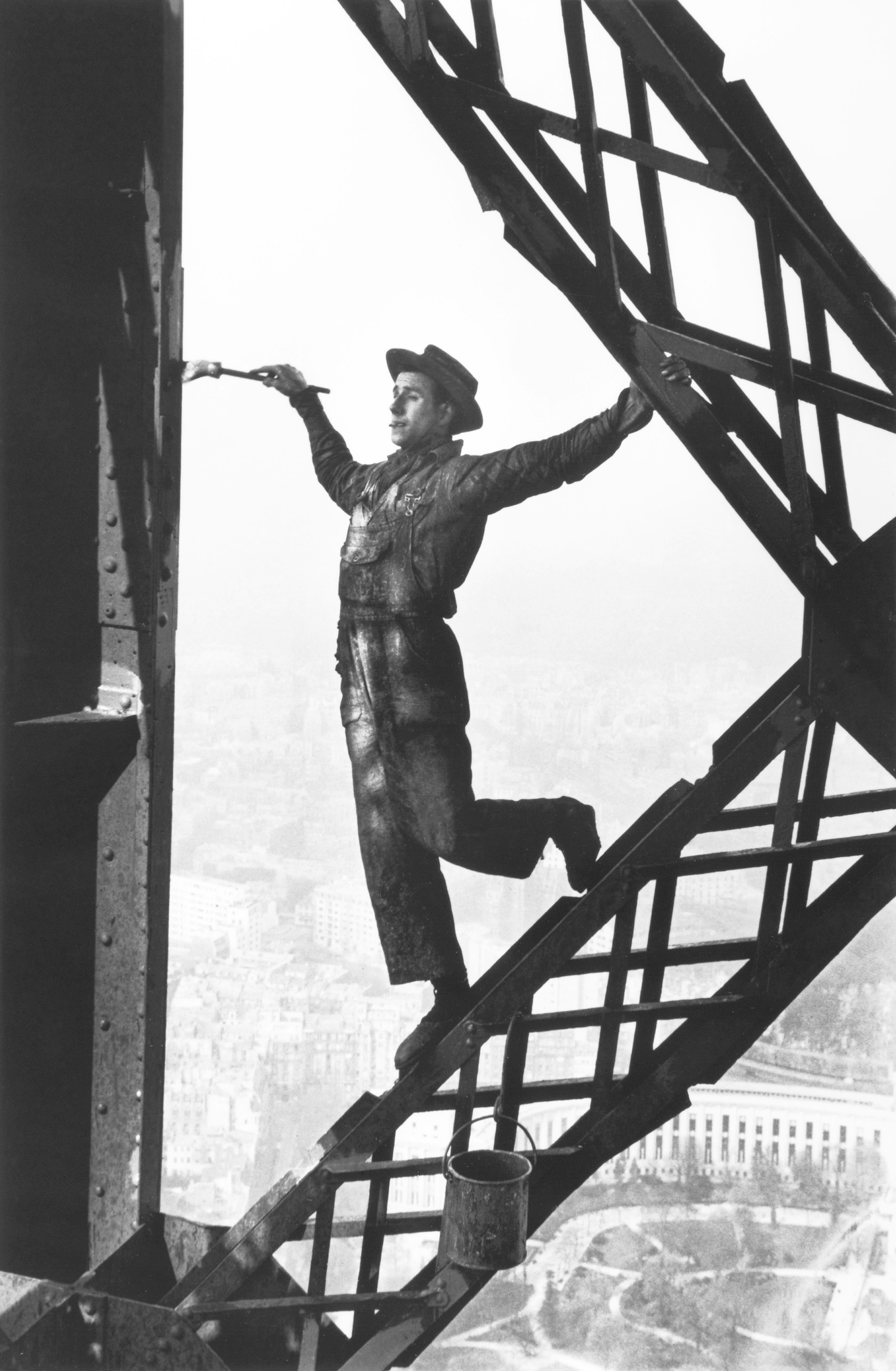 マルク・リブー「エッフェル塔のペンキ工、パリ」 1953年　何必館・京都現代美術館蔵